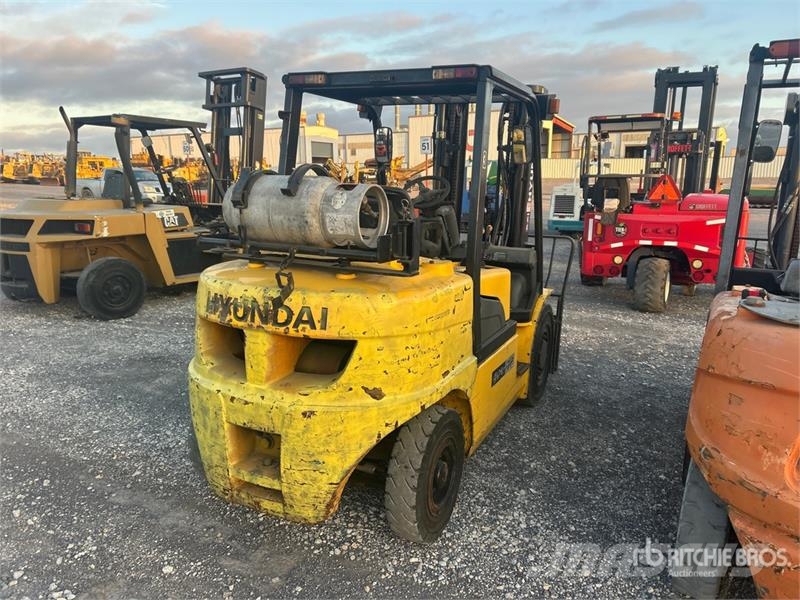 Hyundai 40L-7A 8030 lb Pneumatic Tire Forklift Autres Chariots élévateurs