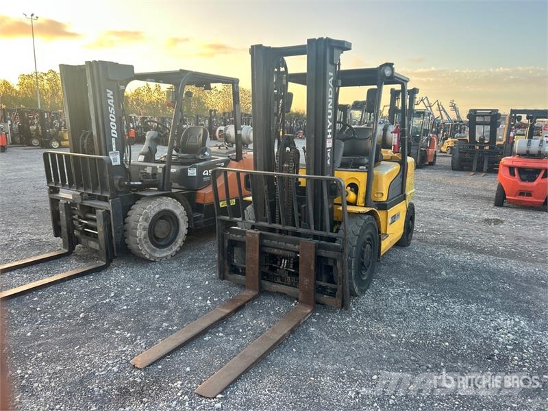 Hyundai 40L-7A 8030 lb Pneumatic Tire Forklift Autres Chariots élévateurs