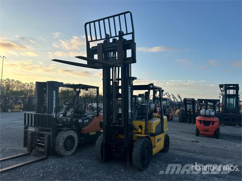 Hyundai 40L-7A 8030 lb Pneumatic Tire Forklift Autres Chariots élévateurs