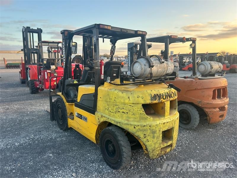 Hyundai 40L-7A 8030 lb Pneumatic Tire Forklift Autres Chariots élévateurs