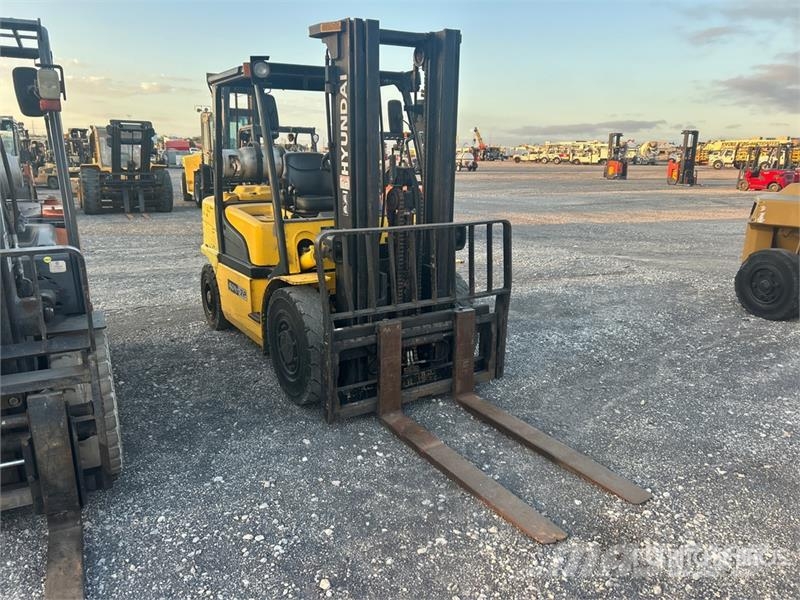 Hyundai 40L-7A 8030 lb Pneumatic Tire Forklift Autres Chariots élévateurs