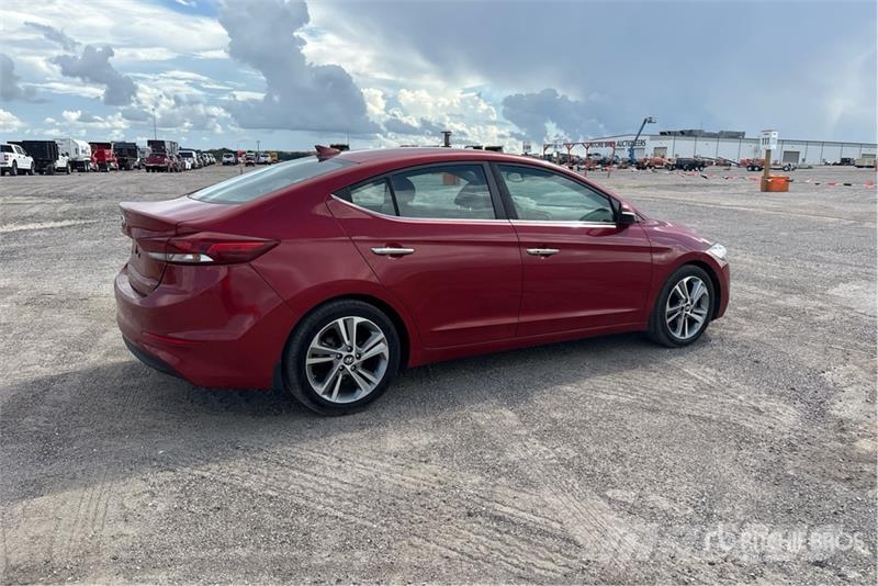 Hyundai Elantra Automobile Henkilöautot