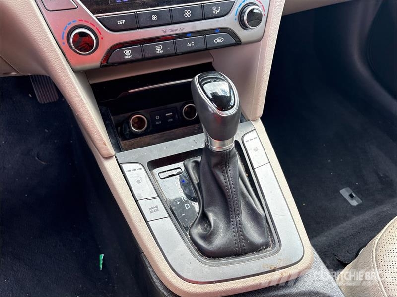 Hyundai Elantra Automobile Henkilöautot