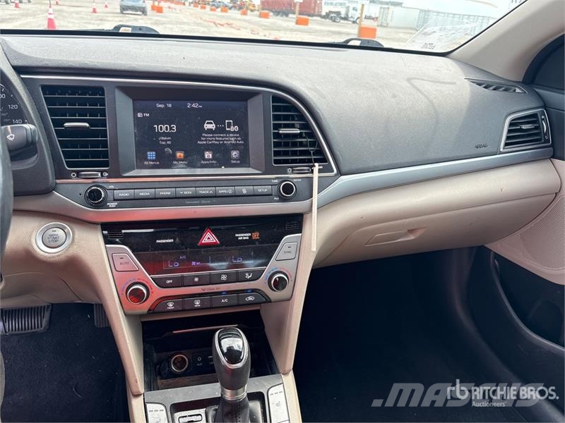 Hyundai Elantra Automobile Henkilöautot