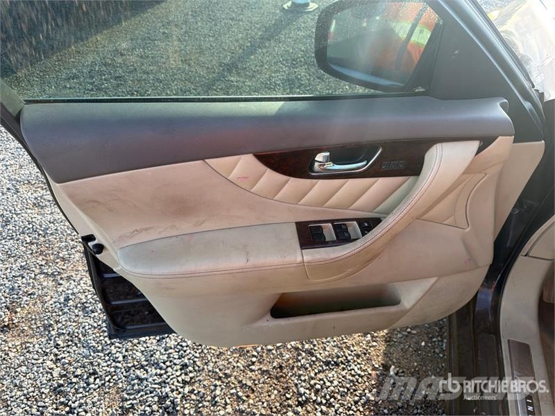 Infiniti FX35 AWD SUV 汽车