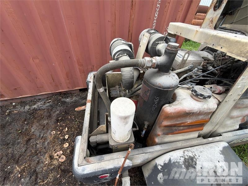Ingersoll Rand 185 cfm Mobile 185 CFM Air Compressor Compressori