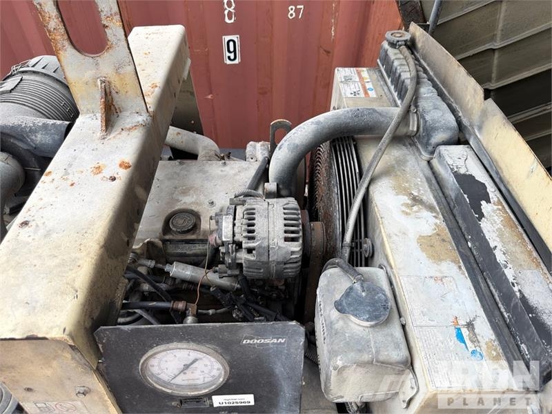Ingersoll Rand 185 cfm Mobile 185 CFM Air Compressor Compressori