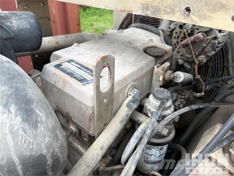 Ingersoll Rand 185 cfm Mobile 185 CFM Air Compressor Compressori