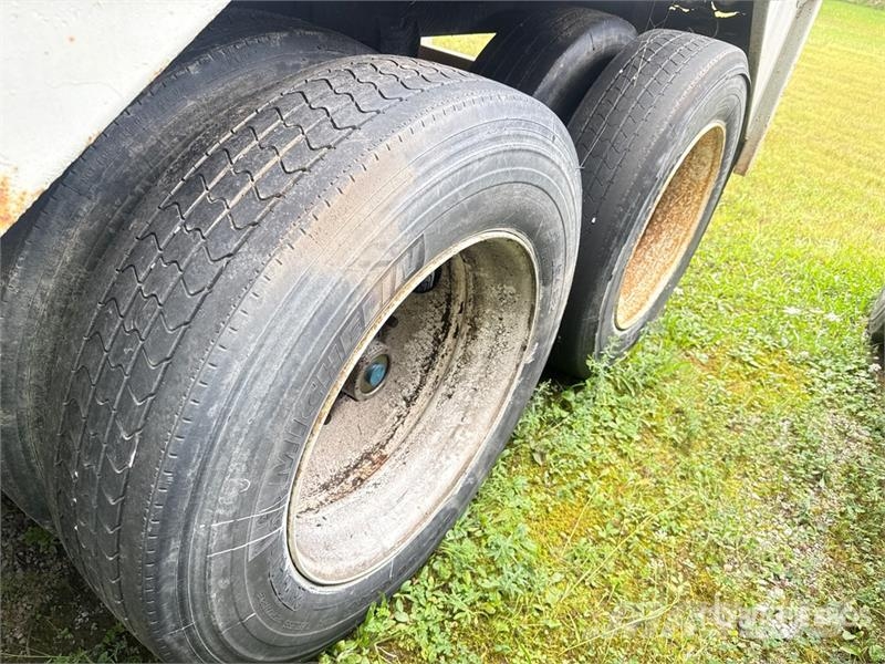 Innovative SDS-45 45 ft x 96 in T/A Chip Trailer ( Hout transporter