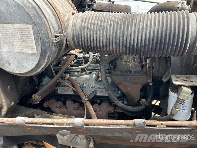 International 1754 المنصات الهوائية المثبتة على شاحنة