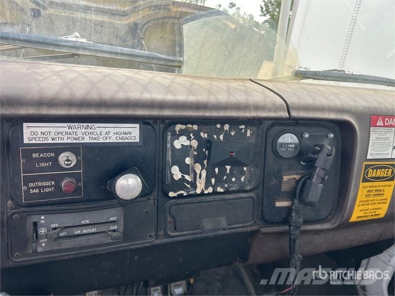 International 1754 المنصات الهوائية المثبتة على شاحنة