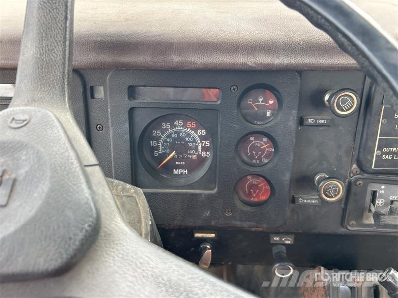 International 1754 المنصات الهوائية المثبتة على شاحنة