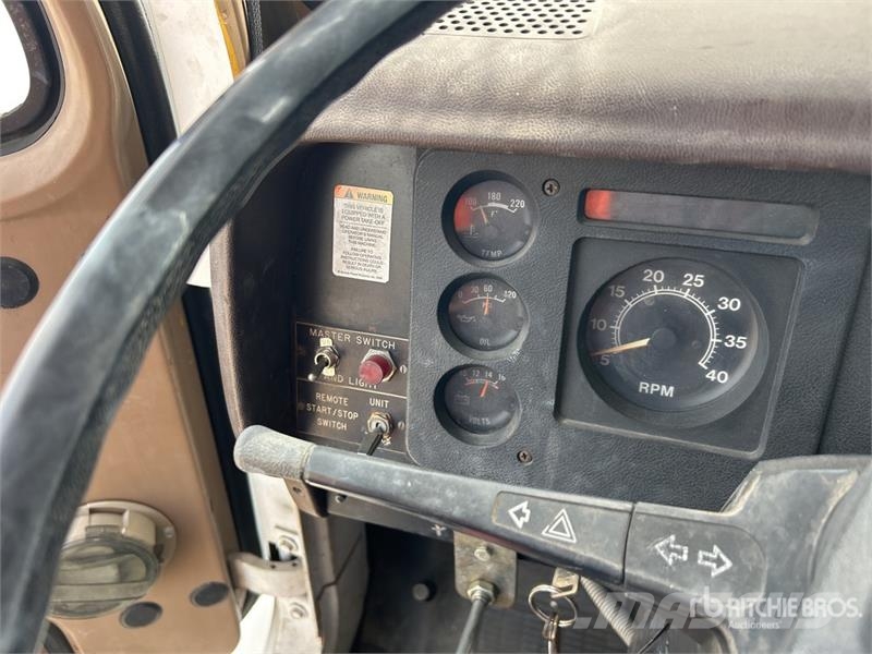 International 1754 المنصات الهوائية المثبتة على شاحنة