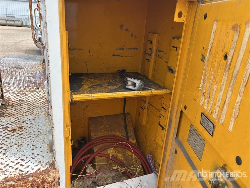 International 1754 المنصات الهوائية المثبتة على شاحنة