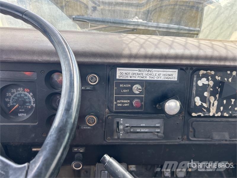 International 1754 المنصات الهوائية المثبتة على شاحنة
