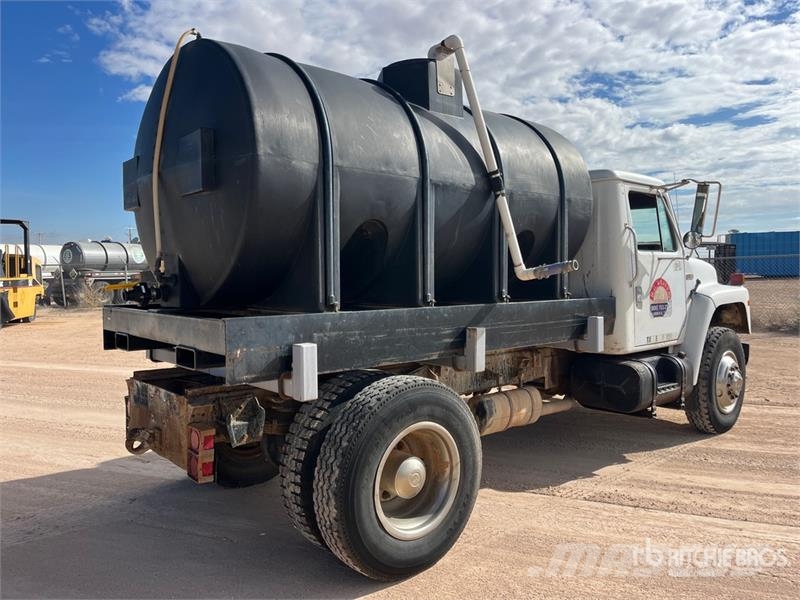 International 1954 1600 gal 4x2 Water Truck Tovornjaki za vodo