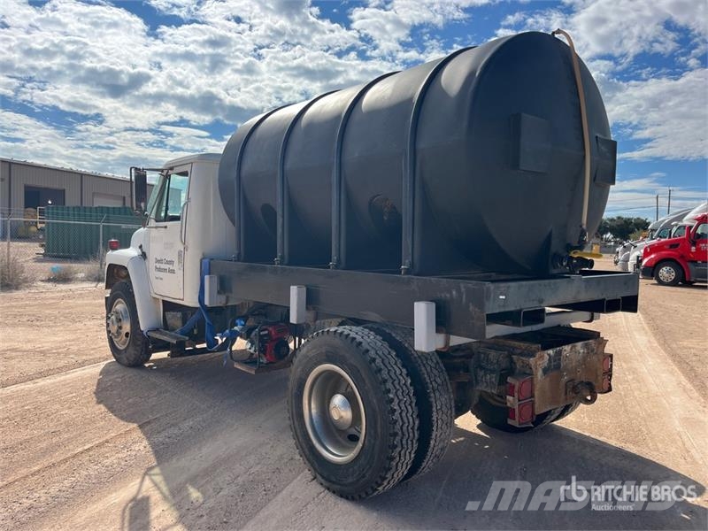 International 1954 1600 gal 4x2 Water Truck Tovornjaki za vodo