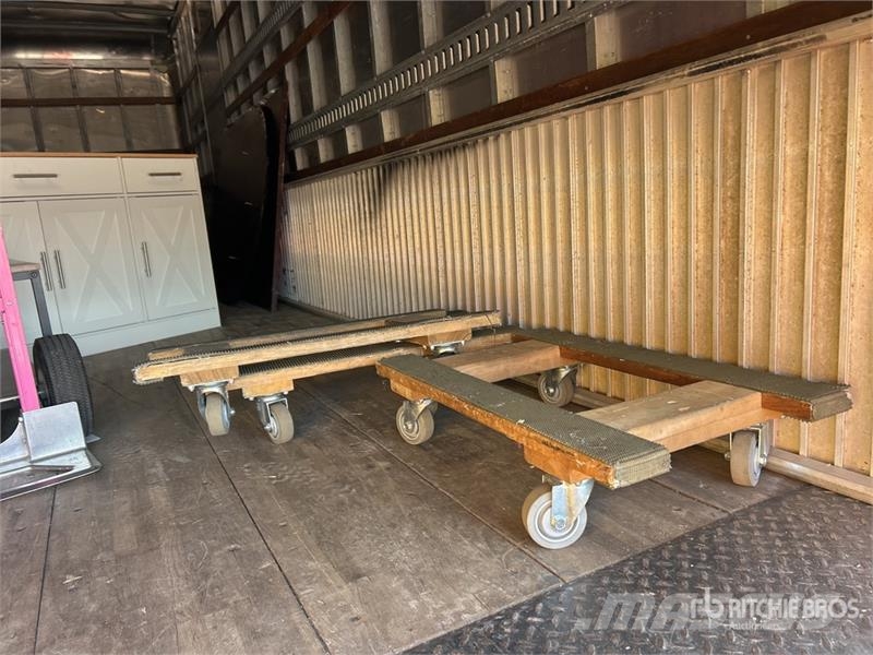 International 4300 شاحنات ذات هيكل صندوقي