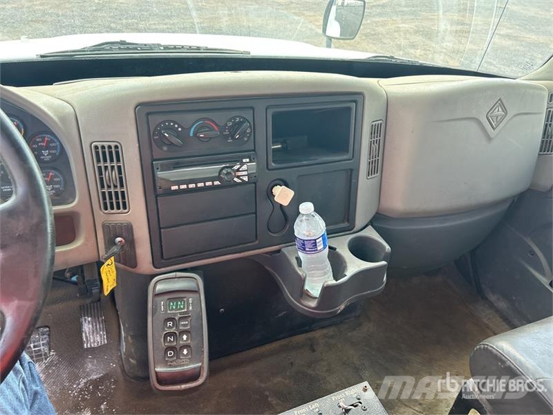 International 4300 Wassertanker
