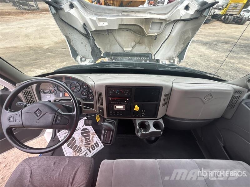 International 4300 شاحنات ذات هيكل صندوقي