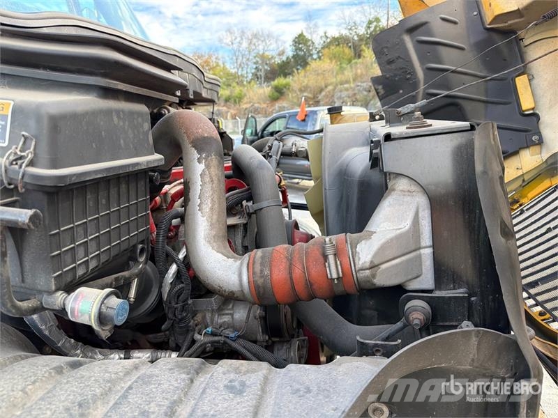 International 4300 شاحنات ذات هيكل صندوقي