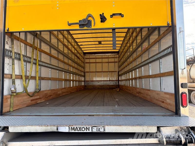 International 4300 شاحنات ذات هيكل صندوقي