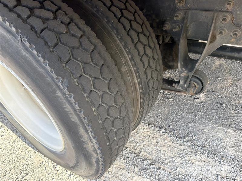 International 4300 شاحنات ذات هيكل صندوقي