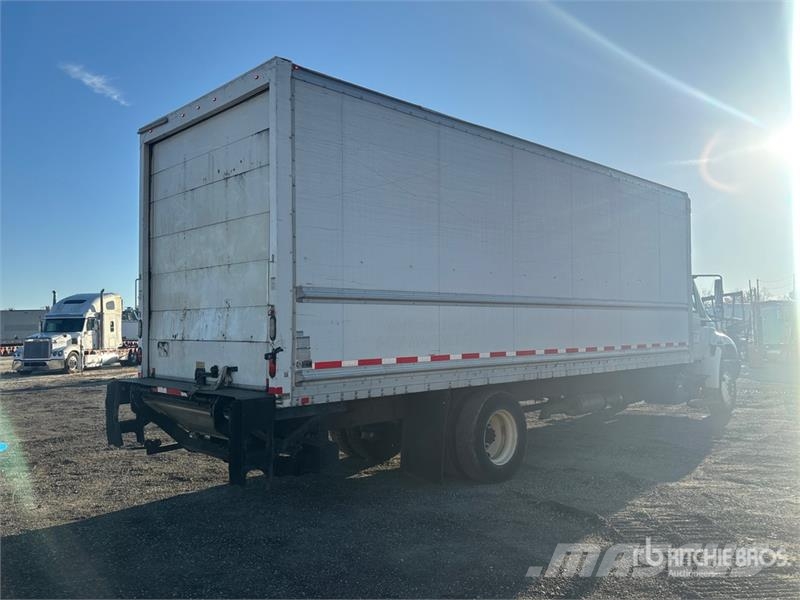 International 4300 شاحنات ذات هيكل صندوقي
