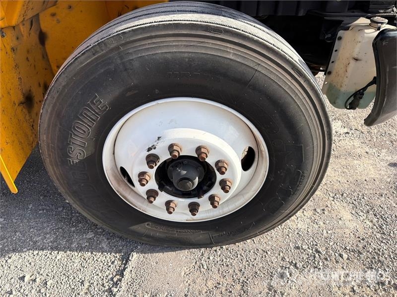 International 4300 شاحنات ذات هيكل صندوقي