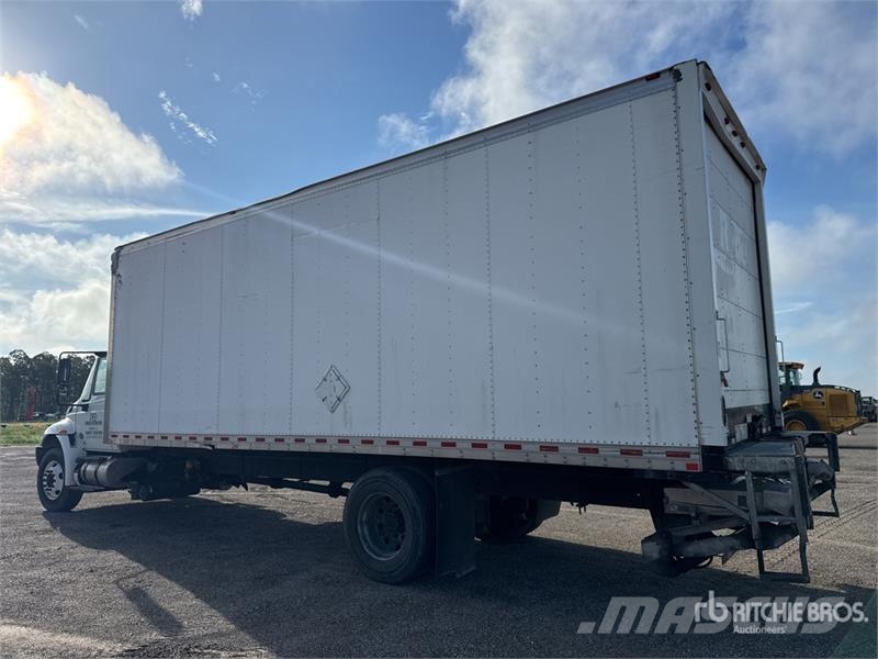 International 4300 شاحنات ذات هيكل صندوقي