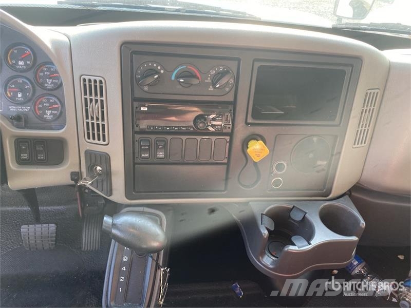 International 4300 شاحنات ذات هيكل صندوقي