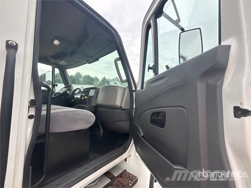 International 4300 شاحنات ذات هيكل صندوقي