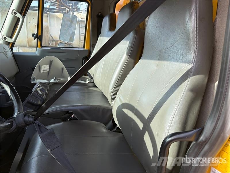 International 4300 شاحنات ذات هيكل صندوقي