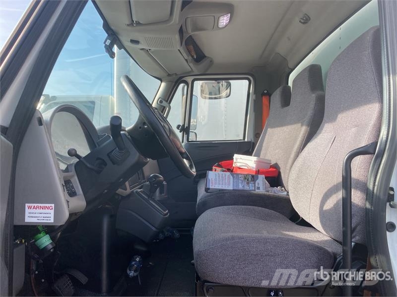 International 4300 شاحنات ذات هيكل صندوقي