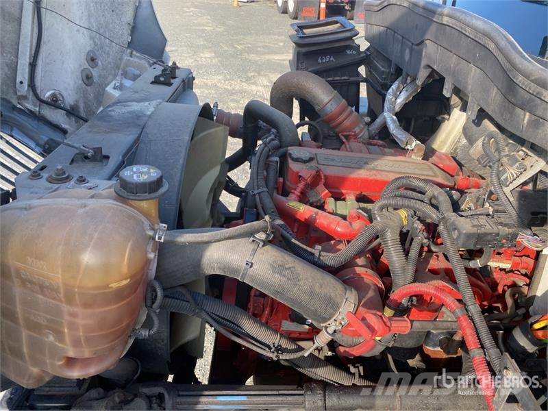 International 4300 شاحنات ذات هيكل صندوقي