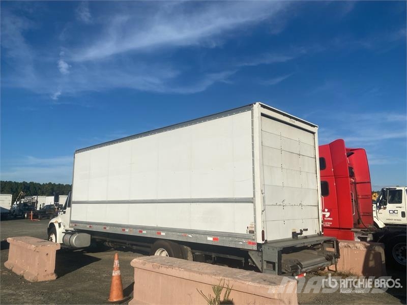 International 4300 شاحنات ذات هيكل صندوقي