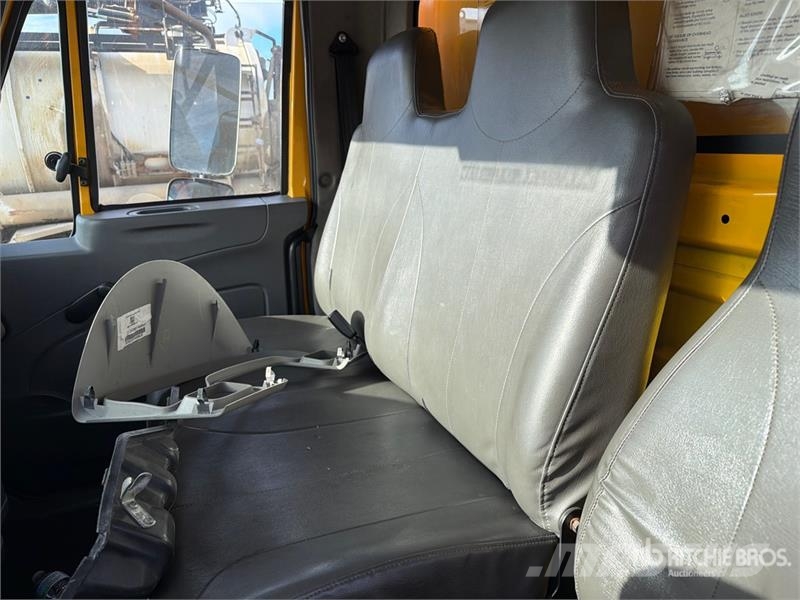 International 4300 شاحنات ذات هيكل صندوقي