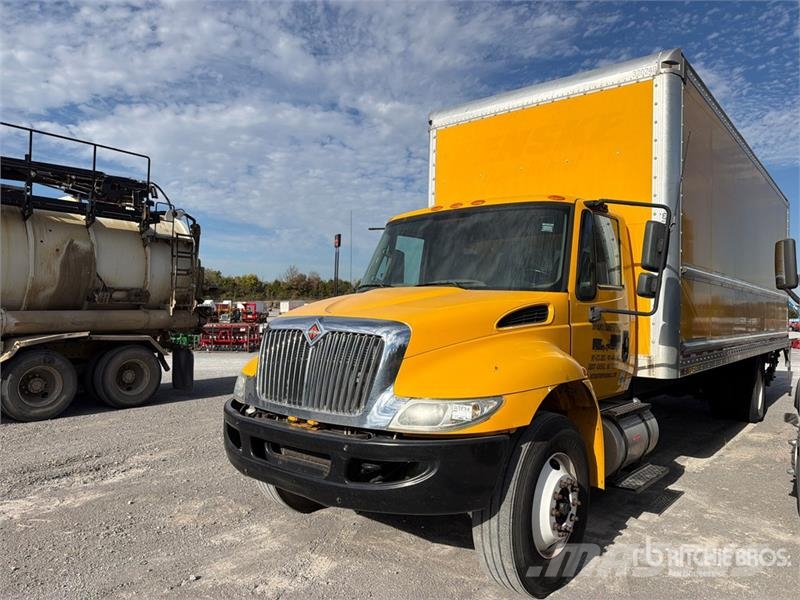 International 4300 شاحنات ذات هيكل صندوقي