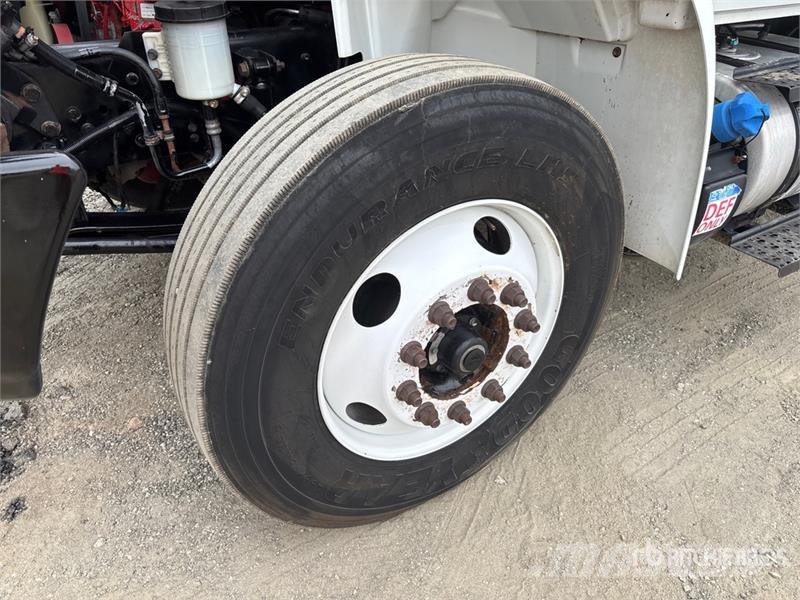 International 4300 شاحنات ذات هيكل صندوقي