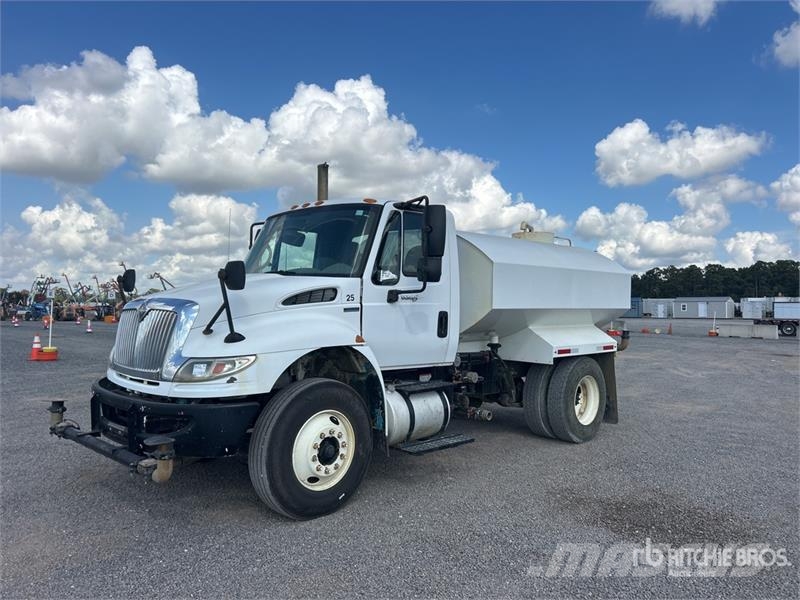 International 4300 Wassertanker