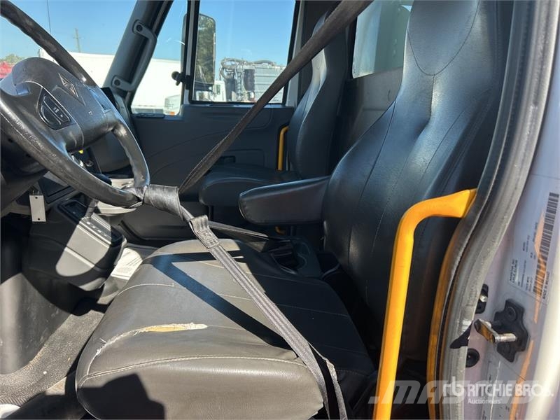 International 4300 Furgons