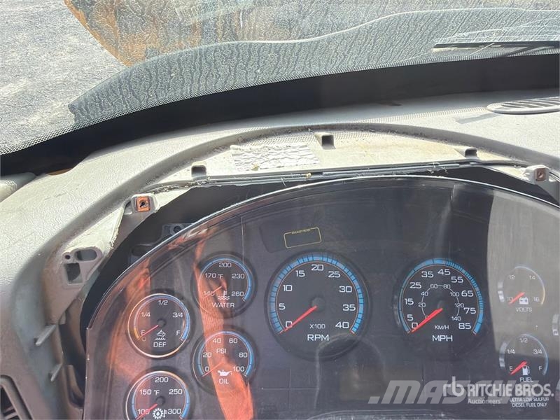 International 4300 شاحنات ذات هيكل صندوقي