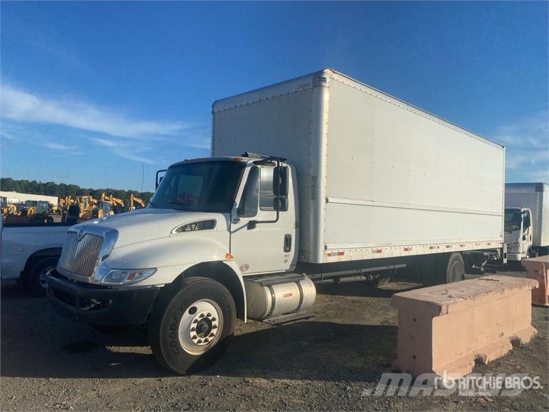 International 4300 شاحنات ذات هيكل صندوقي
