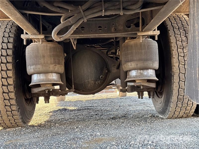 International 4300 شاحنات ذات هيكل صندوقي