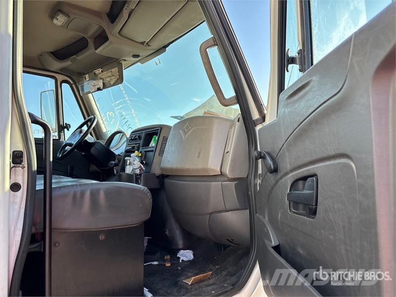 International 4300 شاحنات ذات هيكل صندوقي