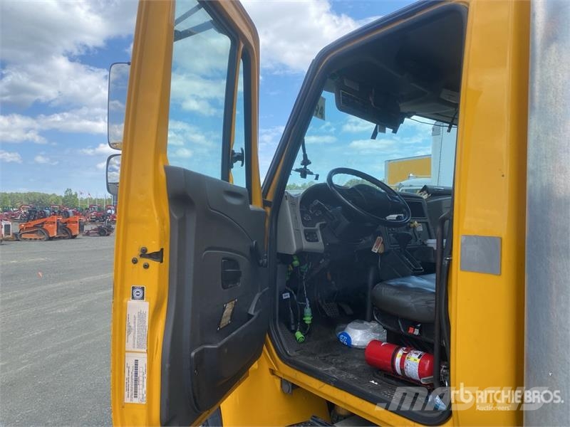 International 4300 Skriňová nadstavba