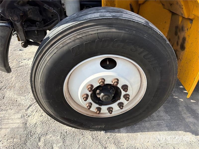 International 4300 شاحنات ذات هيكل صندوقي