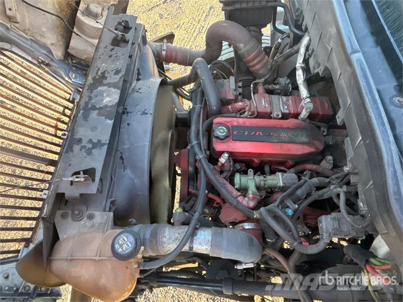 International 4300 شاحنات ذات هيكل صندوقي