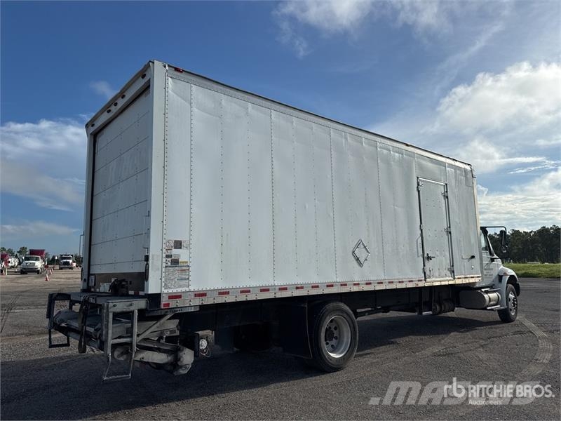 International 4300 شاحنات ذات هيكل صندوقي