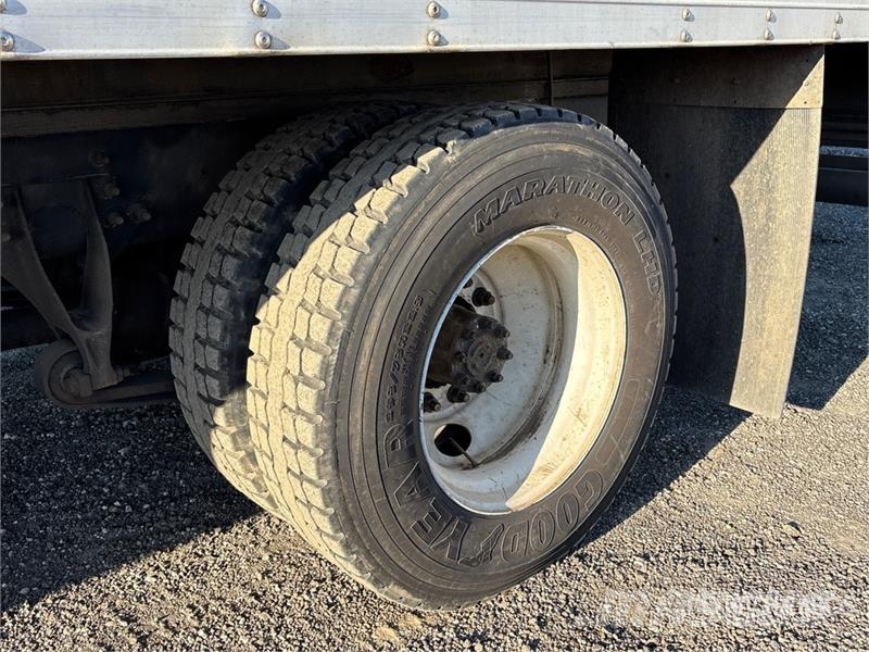 International 4300 شاحنات ذات هيكل صندوقي
